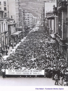 Fóto de una manifestación de trabajadores en Mieres frente al desmantelamiento de ENSIDESA, el 21 julio de 1976