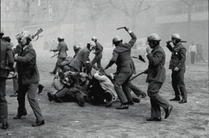 Fóto de la policía armada, “grises”, reprimiendo una manifestación universitaria.
